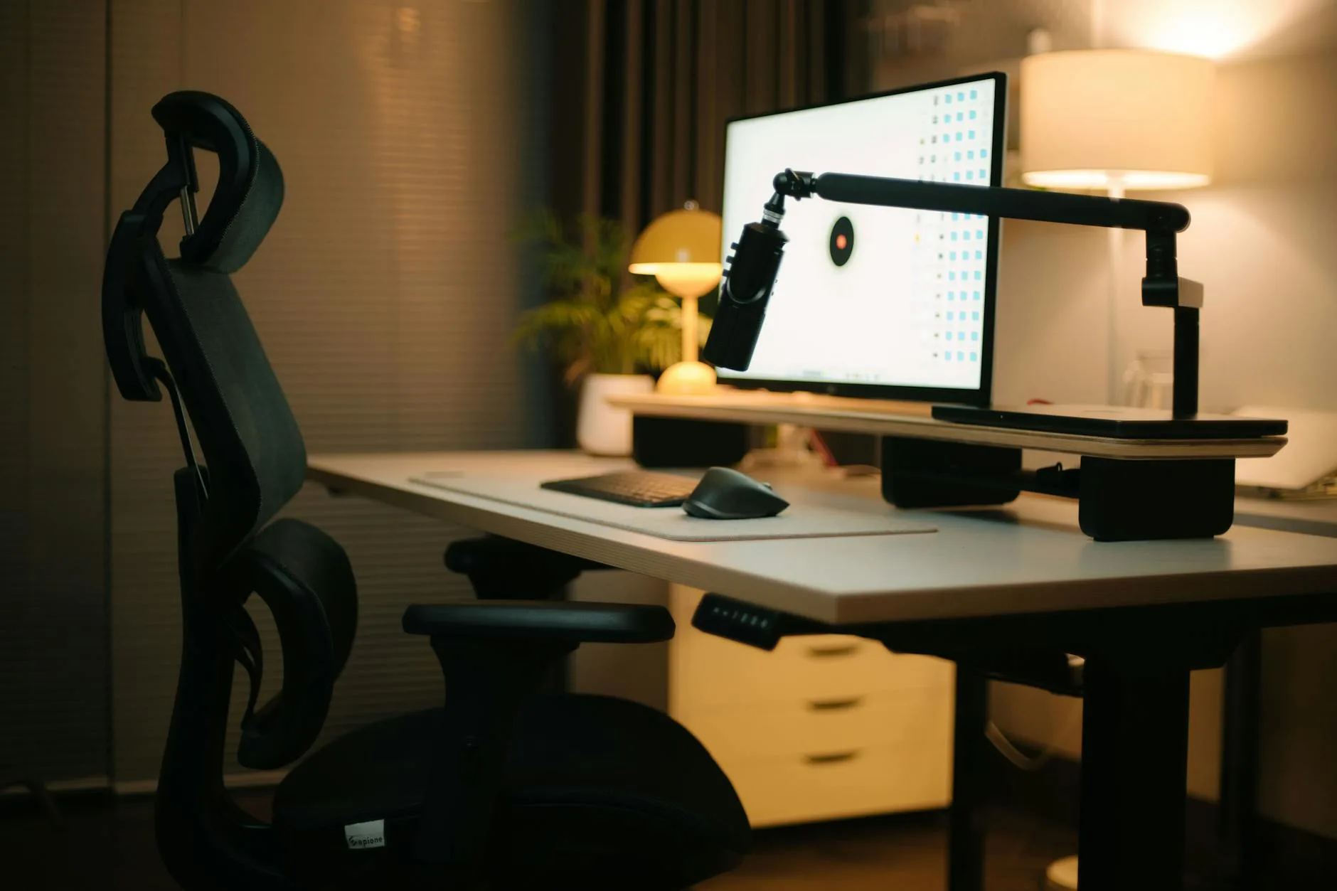 Ergonomiczne domowe biuro z fotelem przy biurku z komputerem