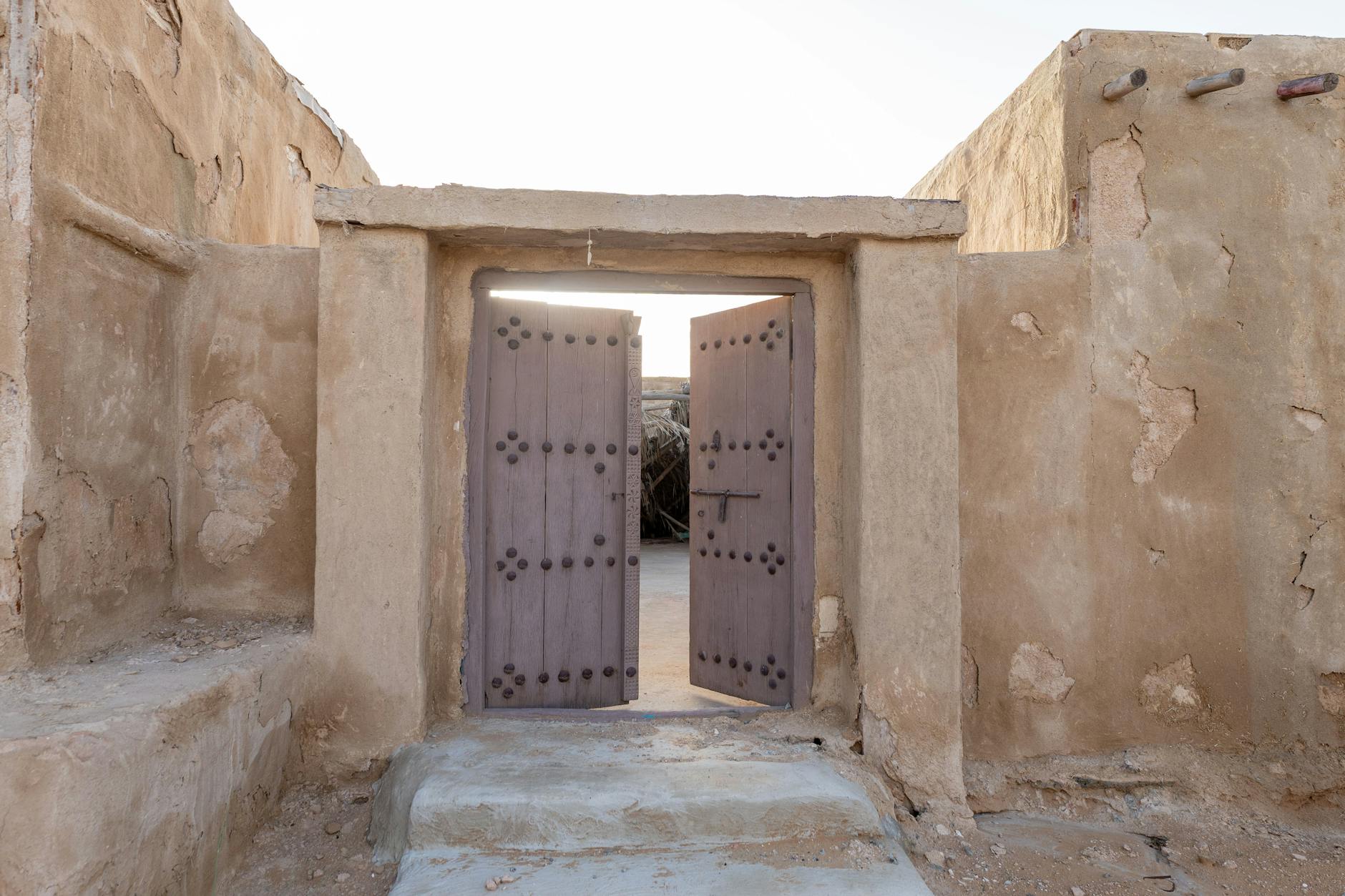 Stare pustynne wejście prowadzące na dziedziniec w tradycyjnym stylu