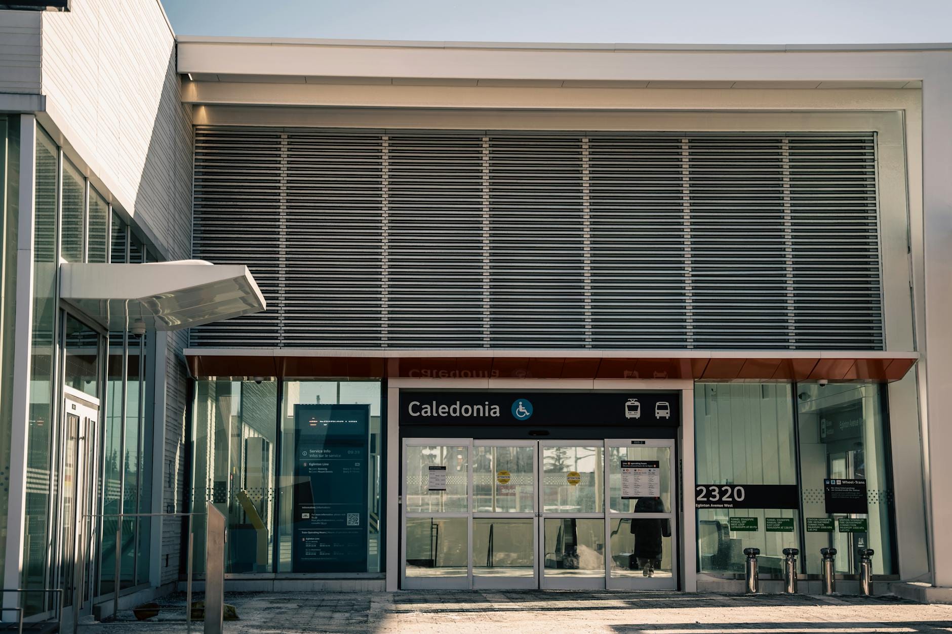 Nowoczesne wejście do stacji Caledonia z przeszkloną fasadą