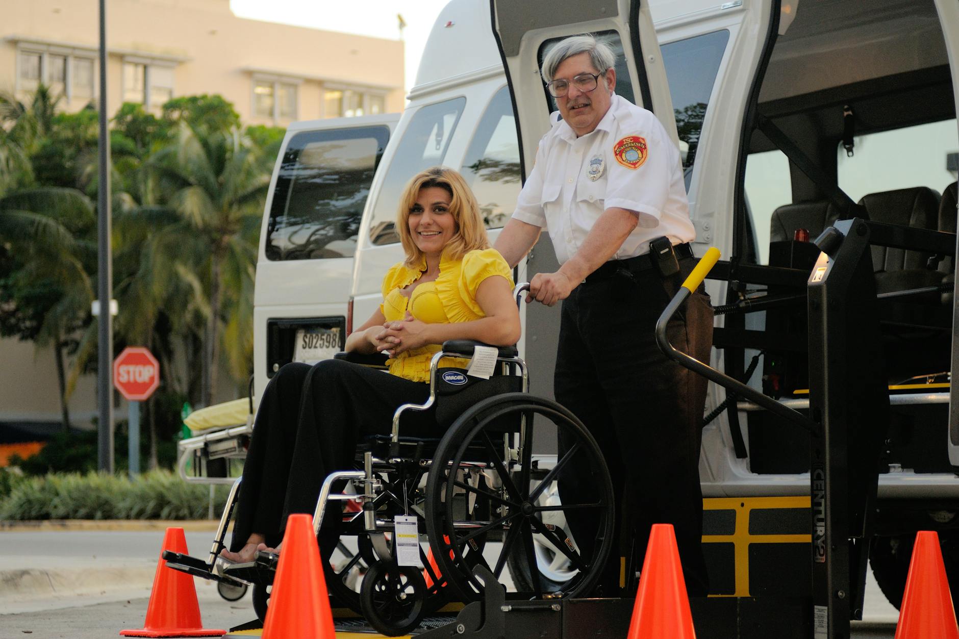 Osoba na wózku korzystająca z pomocy asystenta na zewnątrz