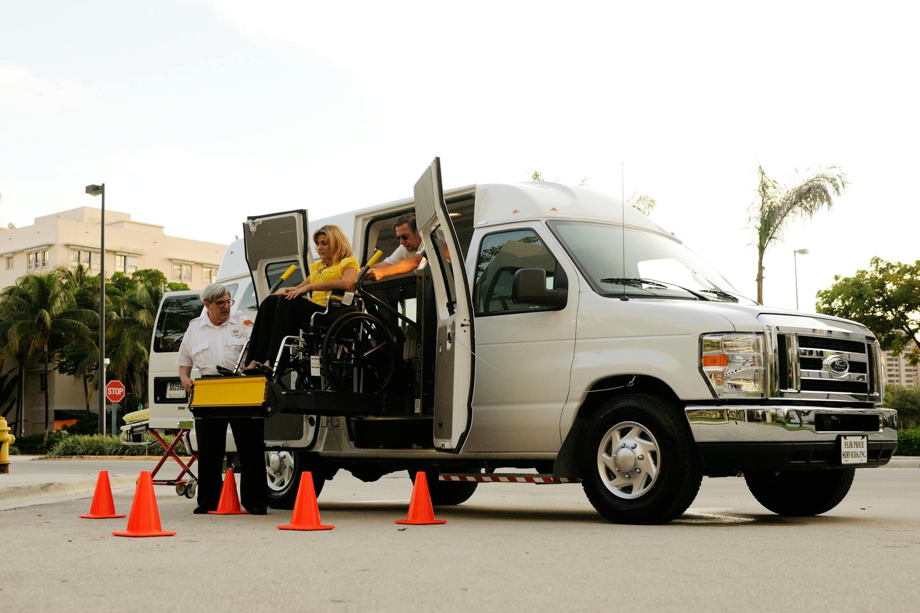 Osoba na wózku wjeżdża windą do dostosowanego busa