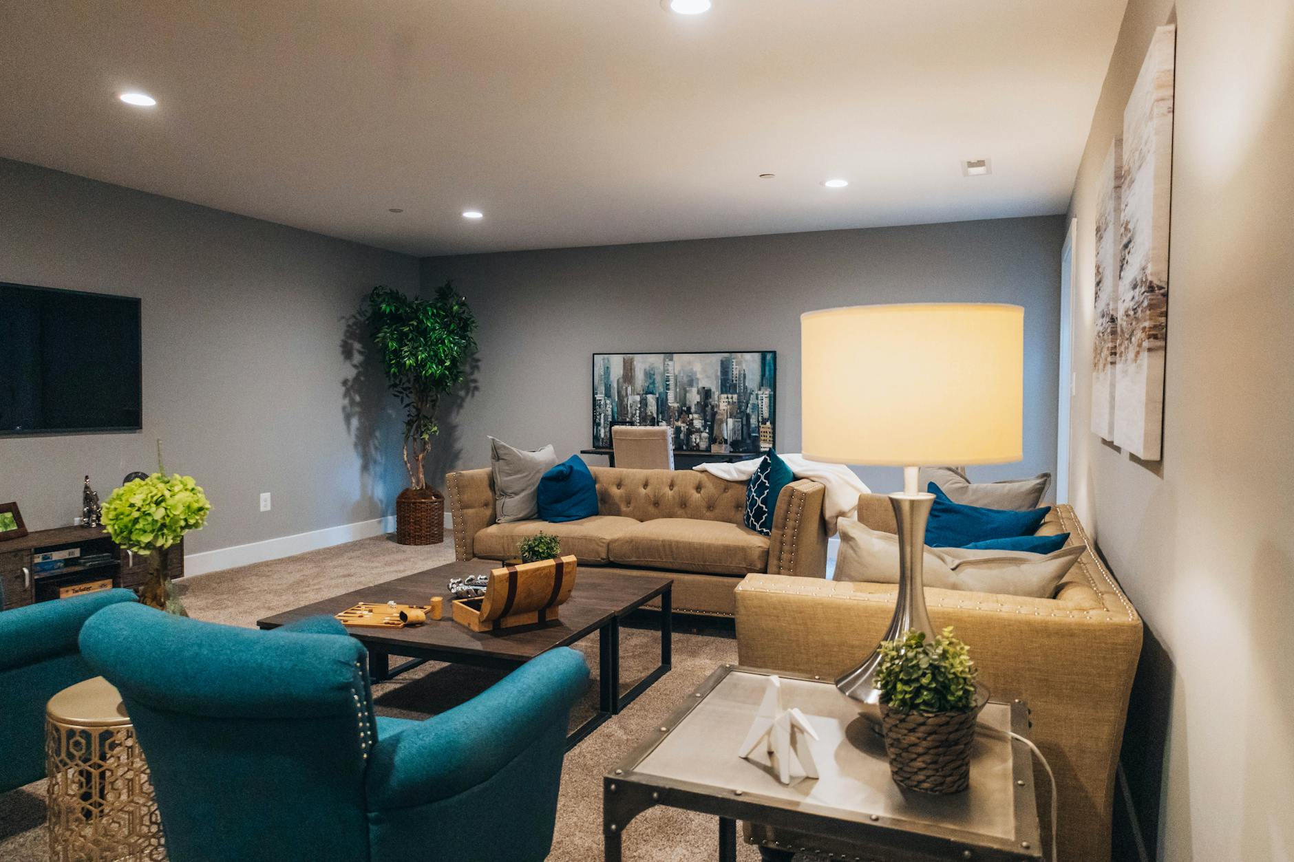 Przestronny salon z nowoczesnymi meblami ustawionymi dla wygodnego przejścia