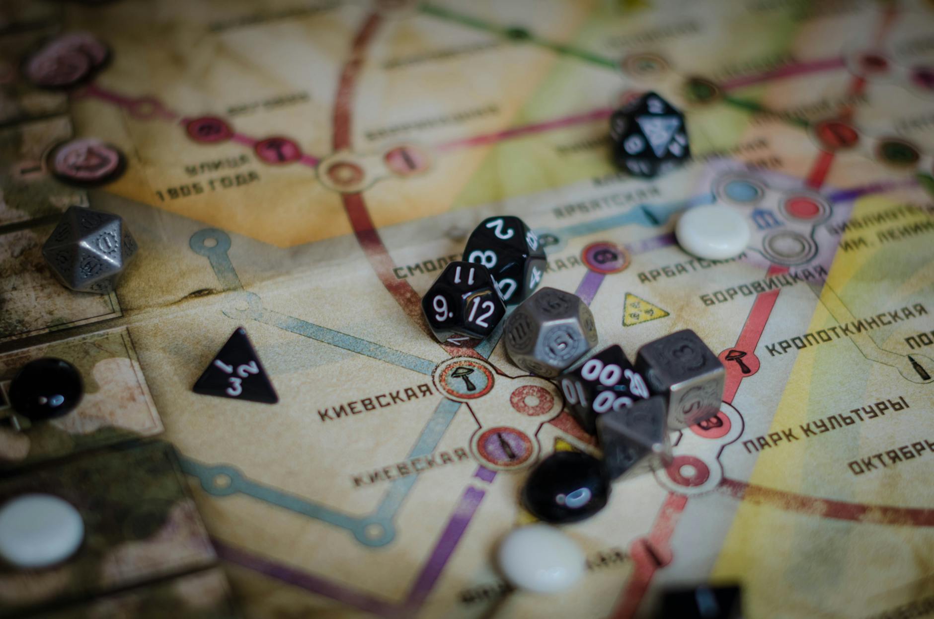 Kolorowe kości i mapa planszowa na stole podczas gry RPG