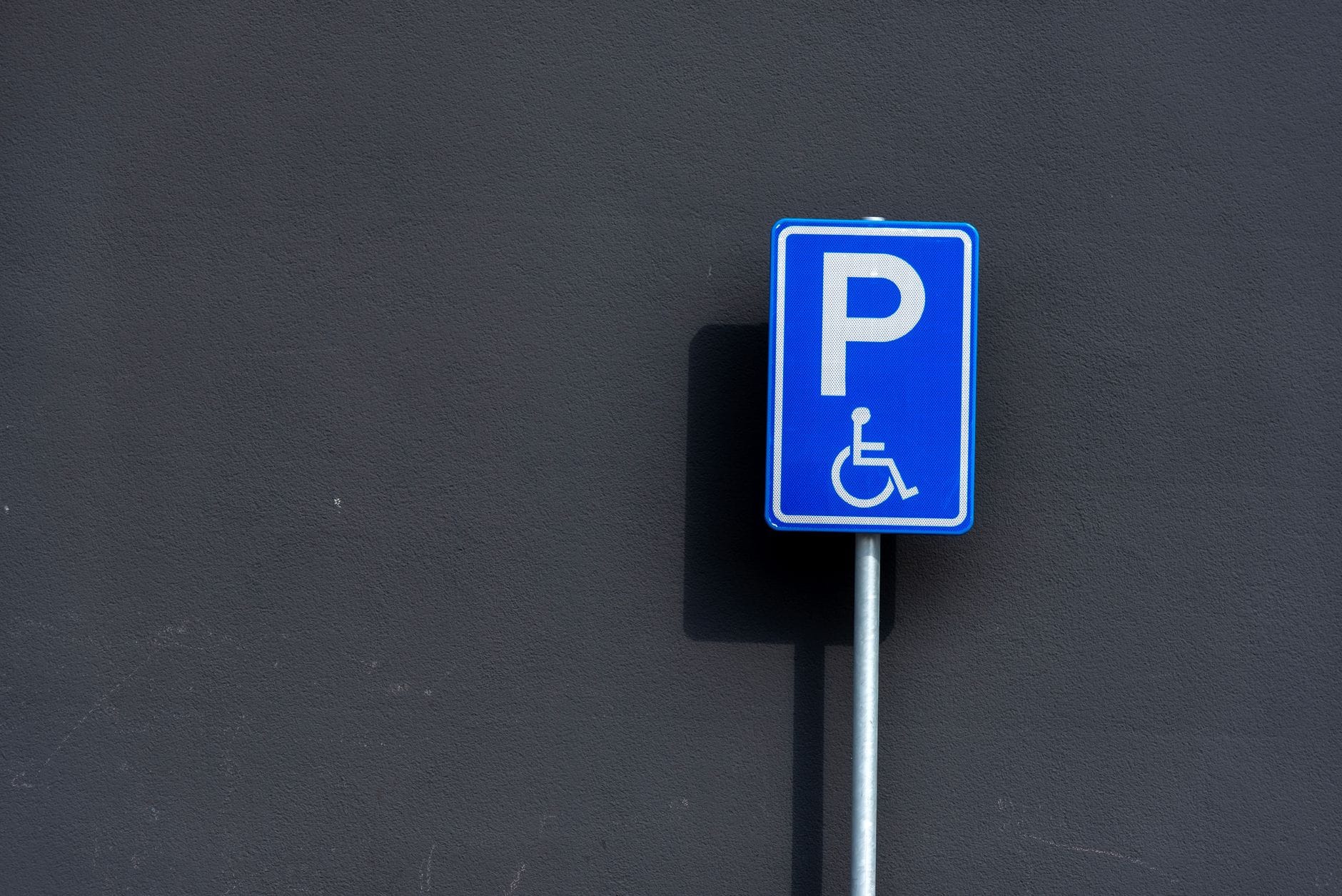 Znak niebieskiej koperty parkingowej dla osób z niepełnosprawnościami