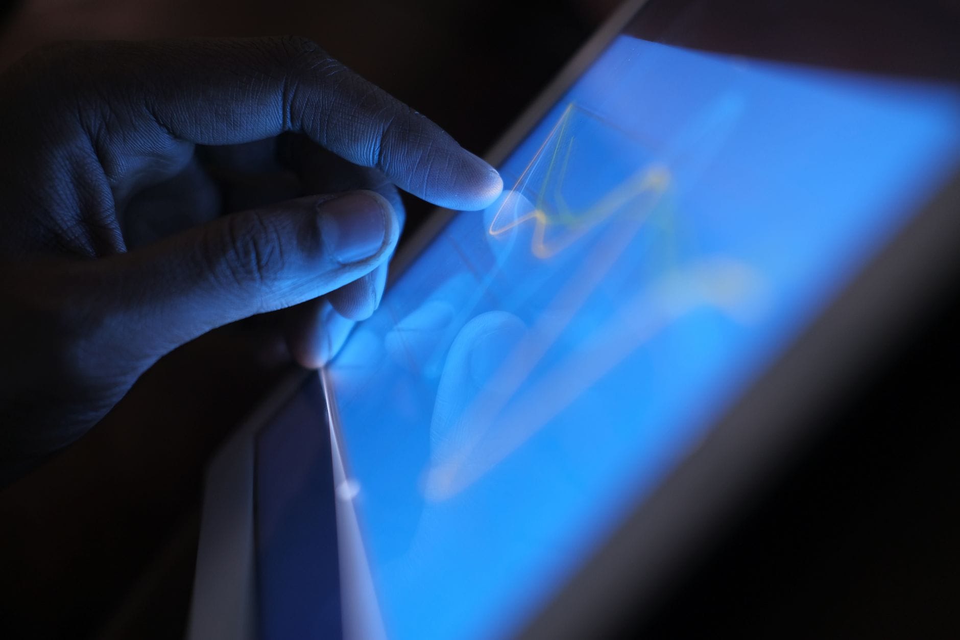 Dłoń obsługująca tablet z ekranem dotykowym jako nowoczesne wsparcie