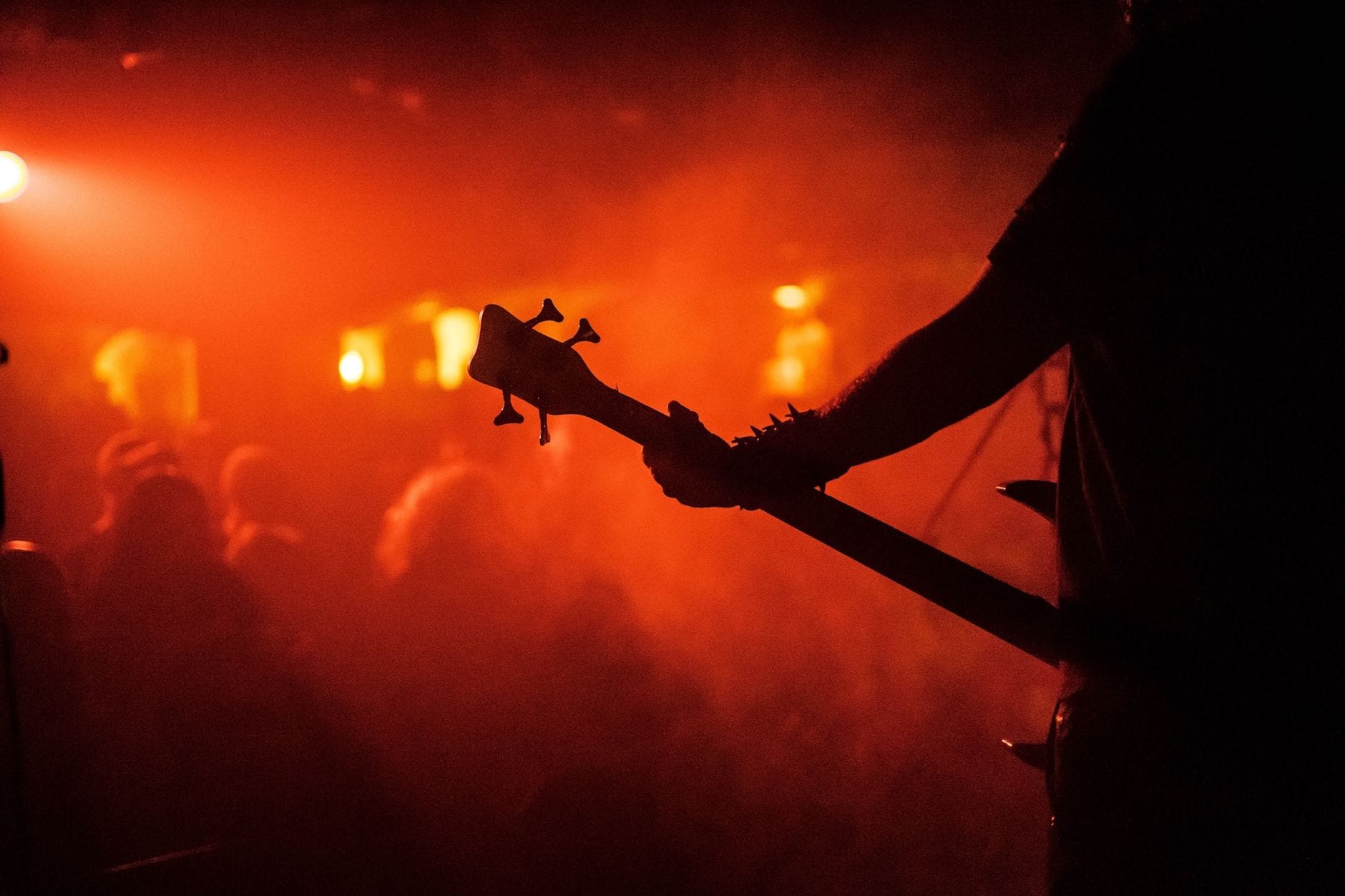 Gitarzysta rockowy w dynamicznym świetle na koncercie w klubie